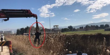 Bursa’da aracı kurtarmak için kendini vince bağladı