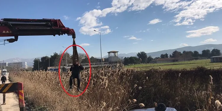Bursa’da aracı kurtarmak için kendini vince bağladı