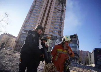 Sivillerin yaşadığı bina bombalandı