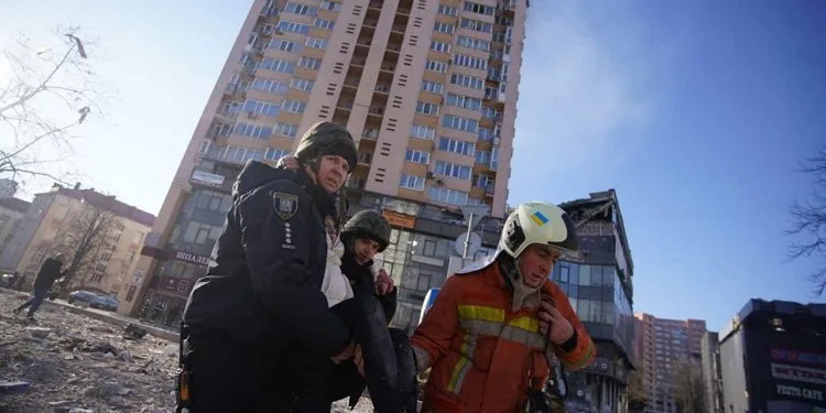 Sivillerin yaşadığı bina bombalandı