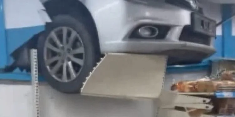 Otomobil marketin içine daldı