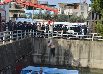 Nehirde bulunan ceset vinçle çıkarıldı