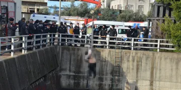 Nehirde bulunan ceset vinçle çıkarıldı