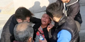 Mahkeme beraat ve tahliye verdi, ölen gencin annesi fenalaştı