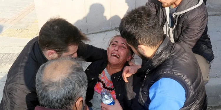 Mahkeme beraat ve tahliye verdi, ölen gencin annesi fenalaştı