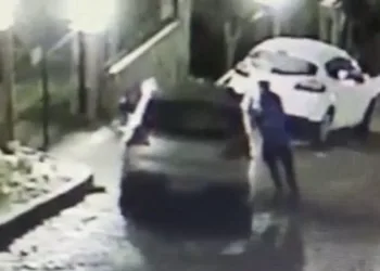 Bursa’da kayan aracını tutarak durdurmaya çalıştı