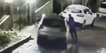 Bursa’da kayan aracını tutarak durdurmaya çalıştı