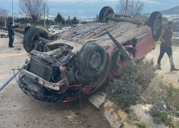 Bursa’da kontrolden çıktı, direğe çarpıp takla attı