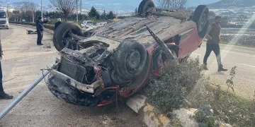 Bursa’da kontrolden çıktı, direğe çarpıp takla attı