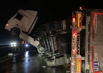 Yalova-Bursa yolunda trafiği kilitleyen kaza