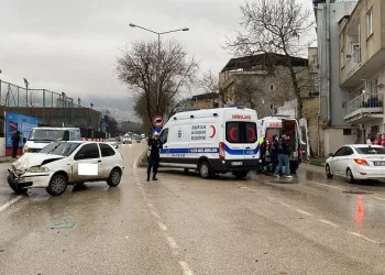 Bursa’da yağmur ve sürücü hatası kazaya getirdi