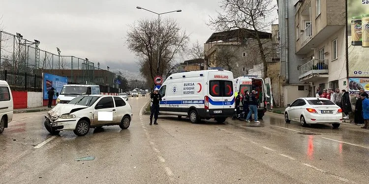 Bursa’da yağmur ve sürücü hatası kazaya getirdi