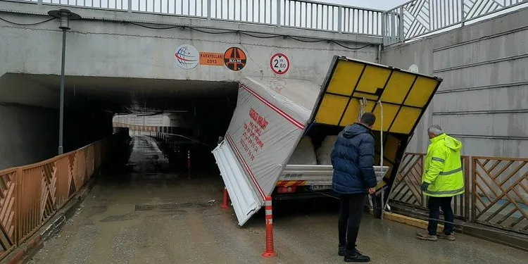 Bursa’da alt geçide takılıp parçalara ayrıldı