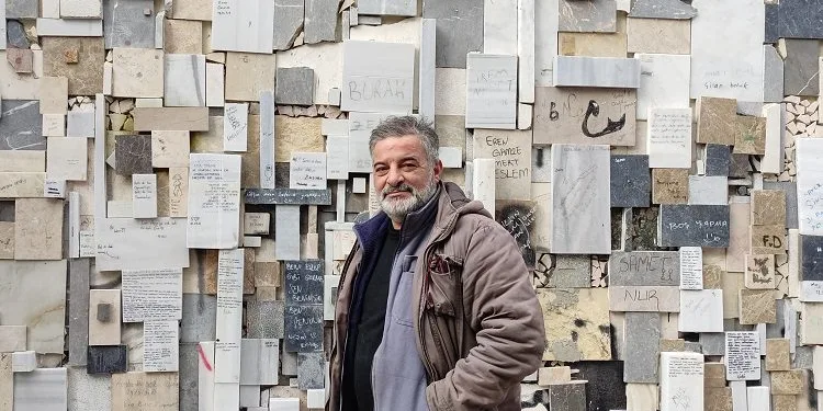 Bursa’da evin duvarları şiir kitabına döndü