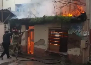Bursa’da tek katlı ev alevlere teslim oldu