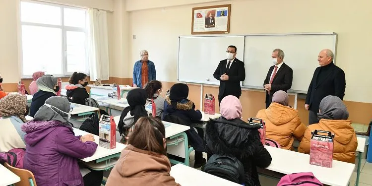 Başkan Kanar’dan ders başı yapan öğrencilere sürpriz