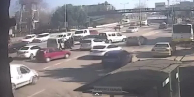 Bursa’da ortalık savaş alanına döndü! 9 araç birbirine girdi
