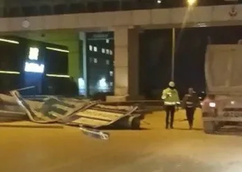 Bursa’da şiddetli lodos trafik levhalarını devirdi