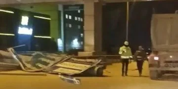 Bursa’da şiddetli lodos trafik levhalarını devirdi
