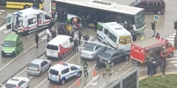 Bursa’da öğrenci servisi ile otobüs çarpıştı