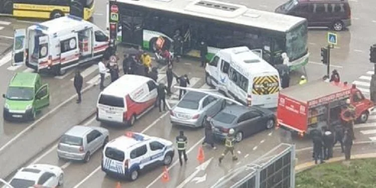 Bursa’da öğrenci servisi ile otobüs çarpıştı
