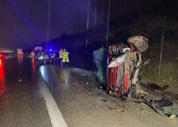 Takla atan araçtan fırlayan 4 kişi çalılık alanda bulundu