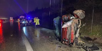Takla atan araçtan fırlayan 4 kişi çalılık alanda bulundu