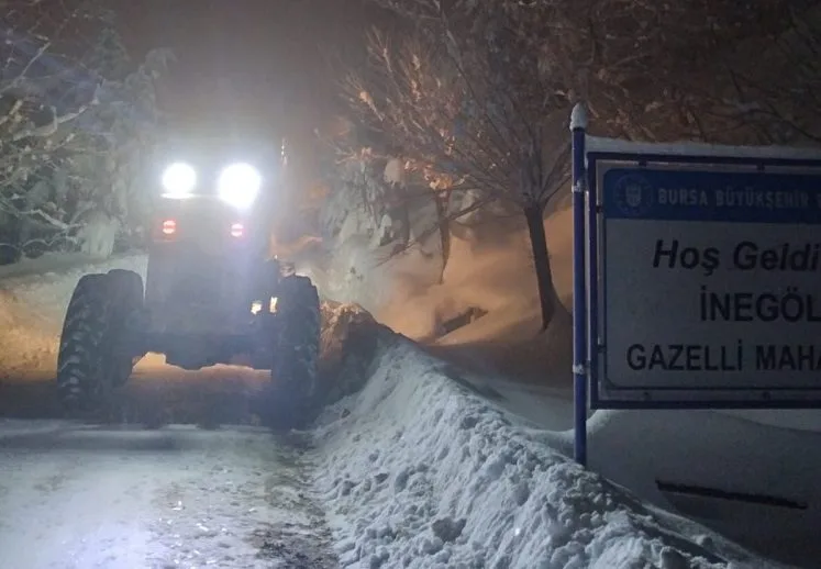 İnegöl Belediyesi’nden kar yağışına anında müdahale