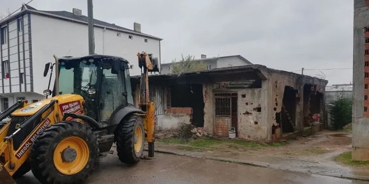 Bursa İnegöl’de metruk binaların yıkımı sürüyor