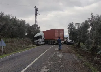 Bursa’da kontrolden çıkan TIR yolu kapattı