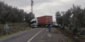 Bursa’da kontrolden çıkan TIR yolu kapattı