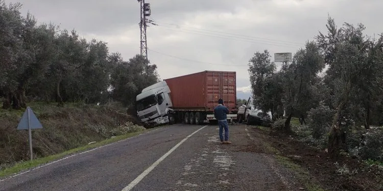 Bursa’da kontrolden çıkan TIR yolu kapattı