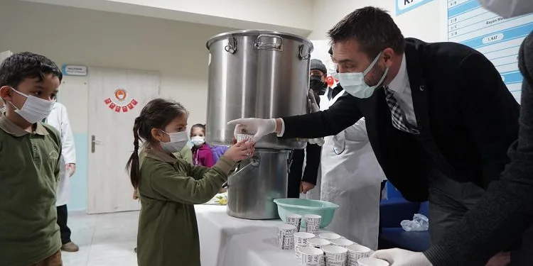 Kestel Belediyesi’nden çocuklara sıcak ballı süt ikramı