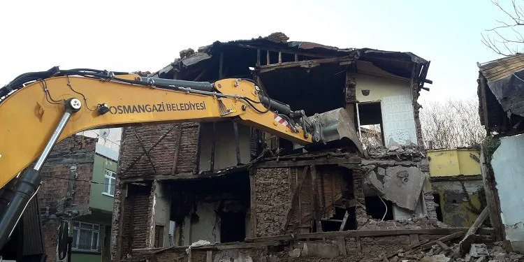 Bursa’da bir metruk bina daha yıkıldı