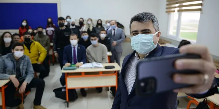 Başkan Yılmaz mesaisine öğrencilerle başladı
