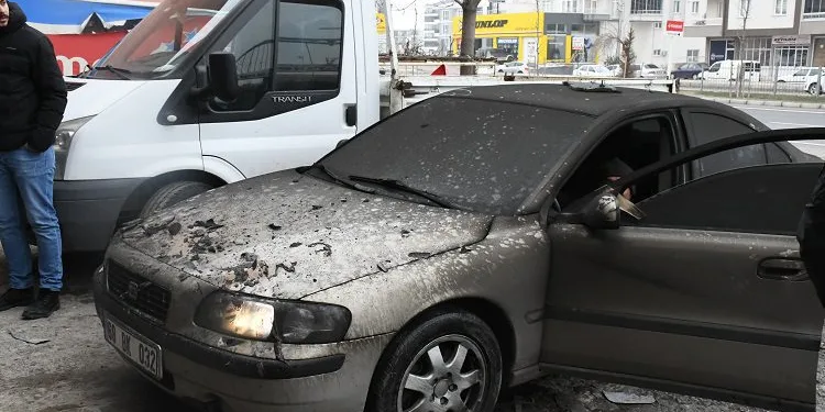 Döşemecide çıkan yangında otomobil yanmaktan son anda kurtarıldı