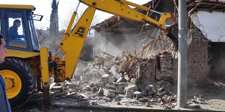 Bursa Karacabey’de metruk binalarla mücadele sürüyor