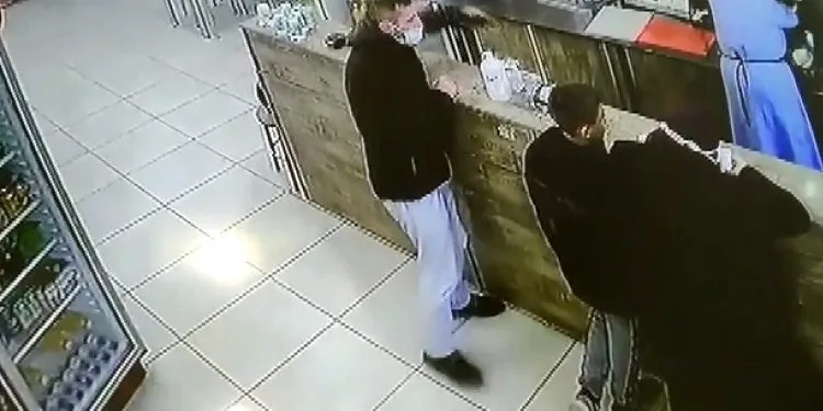 Bursa’da müşteri gibi girdiği dükkanda hırsızlık yaptı