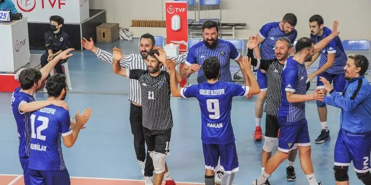 Karacabey Belediyespor voleybolda rakip tanımıyor