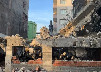 4 katlı kaçak inşa edilen bina tespit edilince yıkıldı