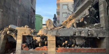 4 katlı kaçak inşa edilen bina tespit edilince yıkıldı