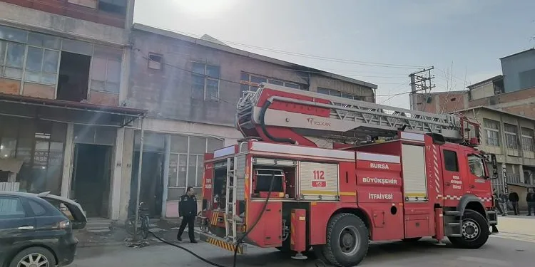 Bursa’da çatı yangınında 30 tavuk telef oldu