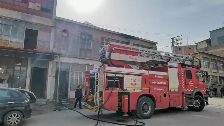Bursa’da çatı yangınında 30 tavuk telef oldu