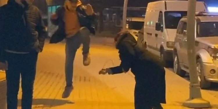 Çakarlı lambayı oğlunun başında parçaladı