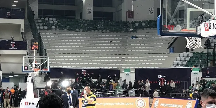 Bursa’da basket derbisinde maç durdu