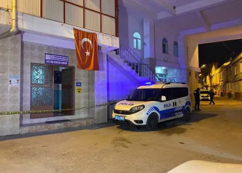 Bursa’da hırsızlık için camiye giren şüpheli imamı bıçakladı