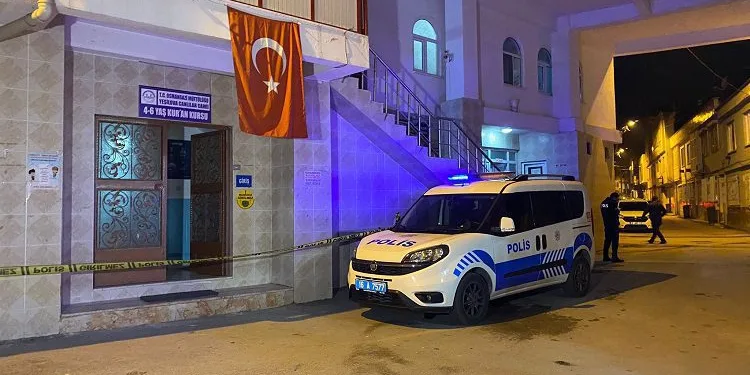 Bursa’da hırsızlık için camiye giren şüpheli imamı bıçakladı