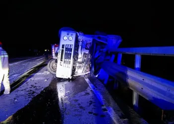 Bursa’da et yüklü kamyon devrildi: 1 ölü