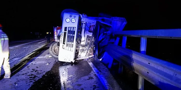 Bursa’da et yüklü kamyon devrildi: 1 ölü