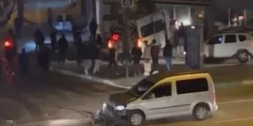Bursa’da servis minibüsü mobilyacıya girdi